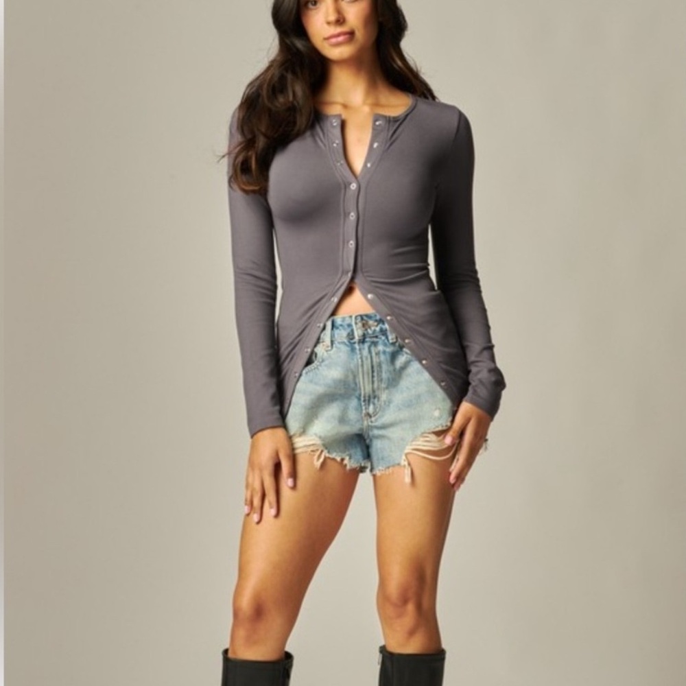 Long sleeve gray top with middle snaps.